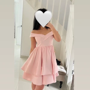 Fest klänning  - Denna är använd 1 gång, köpt på JJ house för 1500, säljs för 650 men pris kan diskuteras. Storlek XS-S. Kontakta för mer info💕