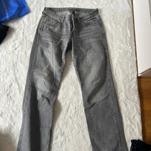 Lågmidjade jeans - Säljer ett par jeans från Weekday som jag inte använder. Köpta för 599 och är i mycket bra skick