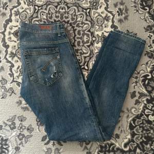 Schyssta och trendiga dondup jeans i modellen george (slim fit). Storlek 30. Skick 9/10. Vid andra frågor eller funderingar tveka ej på att skriva⭐️