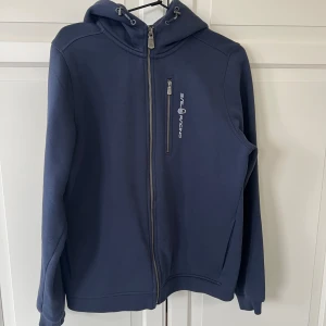 Sail racing-hoodie stl 176 - Hoodie i princip aldrig använd. I perfekt skick med andra ord. Nypris 1000kr. 