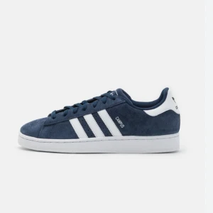 Adidas campus 2 navy - Säljer dessa supersnygga och populära adidas campus skorna då jag råkadw köpa fel storlek och inte hunnit retunera. Storlek 39 1/3  men eventuellt lite små i storleken . Kan tänka mig att gå ned i pris vid snabb affär.