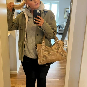 Grön jacka - Grön tunnare jacka perfekt nu till våren! Säljer pga har många likadana💕