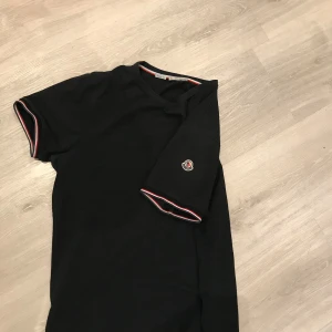 Moncler Tricolor T-shirt -  I kanon skick. Badgen scannar direkt till Monclers hemsida.   600