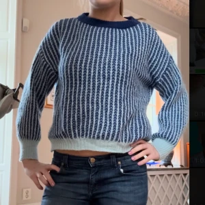 Snygg blå stickad tröja - Så snygg stickad tröja i superbra skick!
