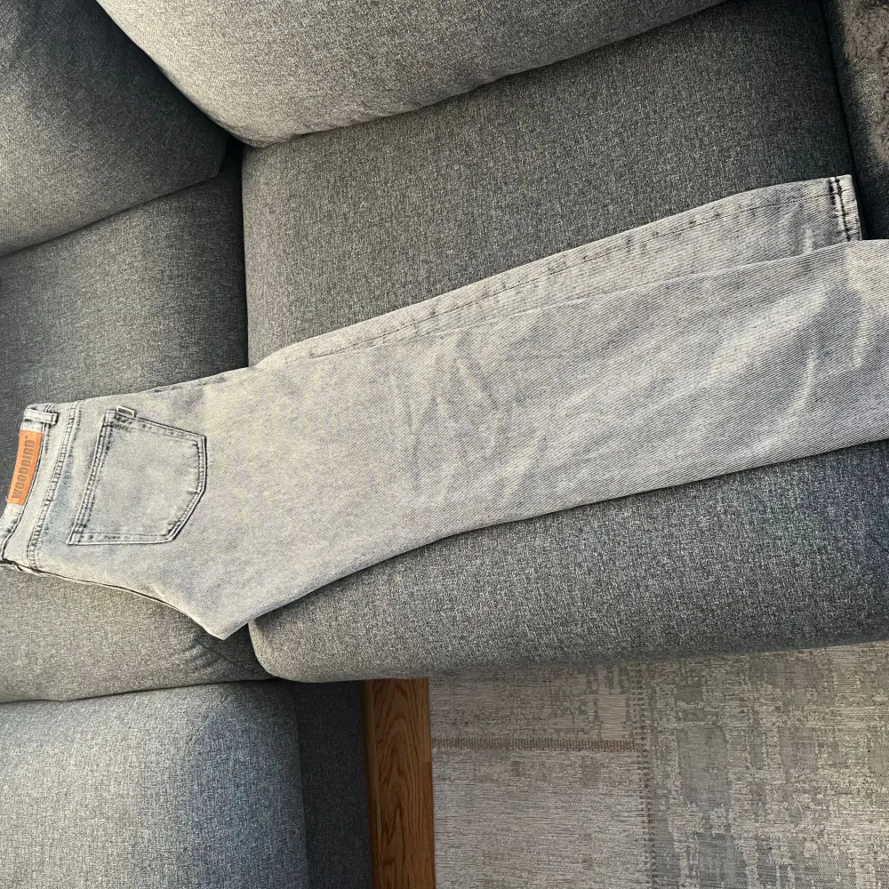 säljer dessa svin fräscha gråa jeans från woodbird. jeansen är i topp skick (10/10) och är i storlek 30/30. hör av dig vid minsta fundering . Jeans & Byxor.