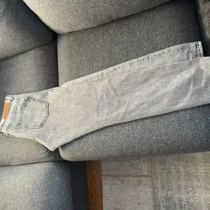 säljer dessa svin fräscha gråa jeans från woodbird. jeansen är i topp skick (10/10) och är i storlek 30/30. hör av dig vid minsta fundering 