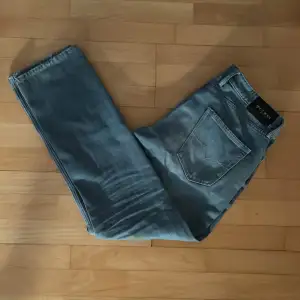 Riktigt fräscha Guess jeans i nyckick i storlek 34. Modellen heter low rise slim straight. Nypris 1500 kr. Hör av er vid minsta fundering!