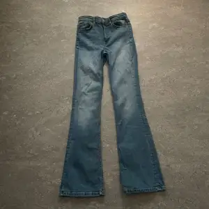 Zara jeans som är bootcut. Mindre i storleken.