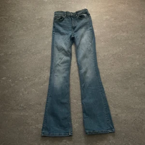 Zara jeans - Zara jeans som är bootcut. Mindre i storleken.