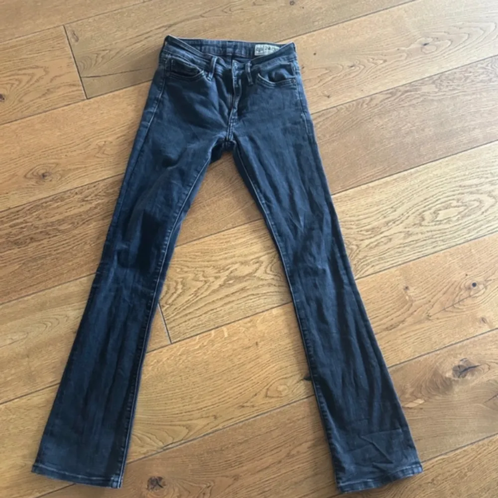 Säljer dessa crocker jeans som sitter så fint och är i modellen low waist bootcut. Jeans & Byxor.