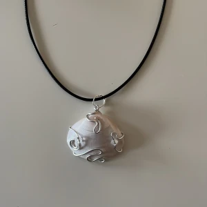 Halsband snäcka  - Handgjort halsband med svart läderband och justerbart spänne, går bra att skicka prisförslag 🫶🏼