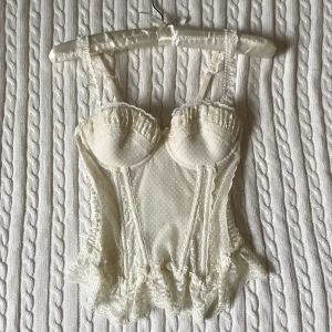 Korsett  - Vacker vit korsett, söt till sommaren 💗