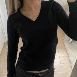 Marinblå tröja  - Från Tommy Hilfiger💓