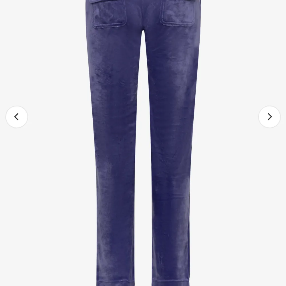 Säljer dessa helt oanvända, endast testade, Juicy Couture byxorna pga att dom var lite för stora. Supersköna i del ray pocket pant och färgen gray blue!💙. Jeans & Byxor.