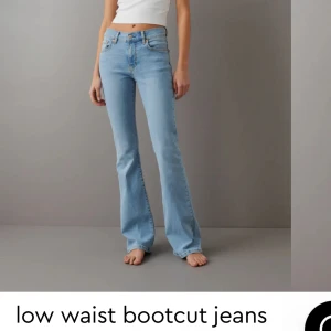bootcut jeans - lågmidjade bootcut jeans i jättebra skick, bra i längd på mig som är 161! nypris 499❤️