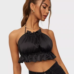 Croppad satintopp - Topp från Gina Tricot i XS, passar även S.   Enbart testad och inte kommit till användning. Storlekslappen är tyvärr borta pga del stack ut.  Första bilden är lånad för visa hur den sitter. Den som säljs är brun. 🤍