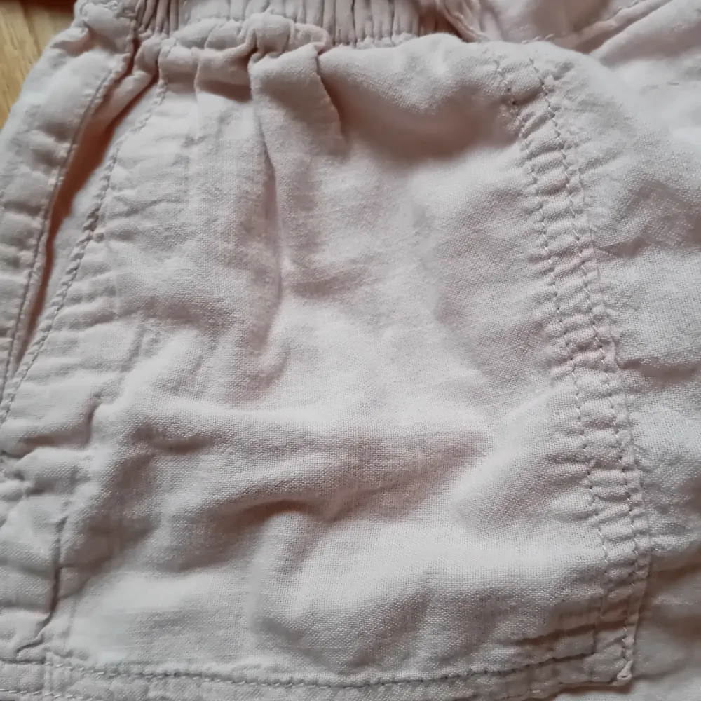 Jätte fina ljusrosa linne shorts till sommaren✨️Använda många gånger inga direkta täcken på användning utom att dom kanske kan kännas lite noppiga. Hör av för fler frågor eller bilder ❤️. Shorts.