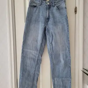 Raka jeans i fint skick från h&m. Storlek 36. 
