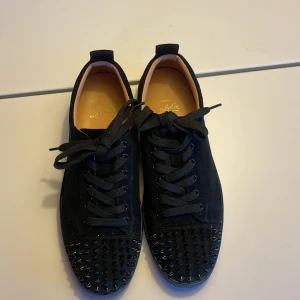 Loubs  - Pris går att ändra  riktigt snygga Loubs helt nya bra skick 