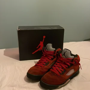 Jordan 5 retro bull - Riktigt fräsha jordan 5 retro bull👌köpta för 3400 nya säljer för 700. Riktigt bra pris. Skickar med allt. 