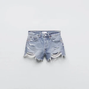 Jeansshorts Zara - Superfina jeansshorts från Zara  Lite ljusare i verkligheten  Använda 2/3 gånger så  Fortfarande fint skick Skriv för egna bilder🙏🏼