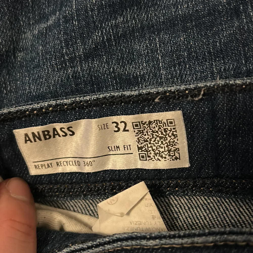 Replay anbass jeans storlek 32 slim fit. Använt en del. Ingen slitage men bältet har färgat av sig på det vita märket där bak. Jeans & Byxor.