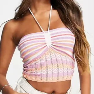 Färgglad topp  - Topp från Bershka i storlek XS. Man kan knyta den som på första bilden men även i en rosett så blir det som en tubtopp. Den är använd en gång🤍