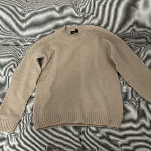 Sand tröja i storlek s. Material - merino wool. Använd fåtal gånger. Ordinarie pris 1500kr
