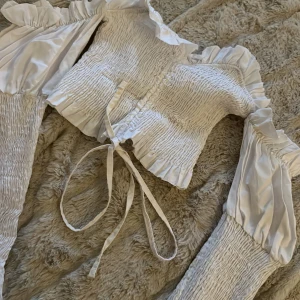 Jätte fin topp från chiquelle  - Jätte fin skick, säljer en i svart och en i vitt🌸