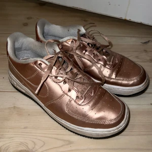 Feeeett unika Nike Air Force 1 Sneakers  - Coola som fan 37 Fräscha också!