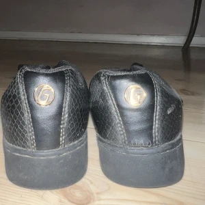 Bra jobbskor. Svarta sneakers!  - Strl 37