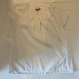 Blus/Only/36 - Storlek: 36 Köpte den på Tradera aldrig använt den den hade en fläck då jag fick hem den vet inte om den går få bort.