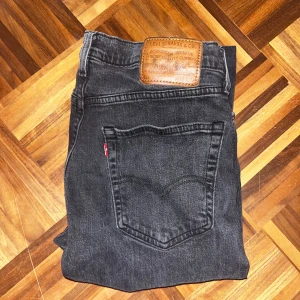 Levi’s 502 - Säljer mina Levis 502 storlek W32 L32 då de har blivit för små för mig. Jeansen är i bra skick och har inga skador.