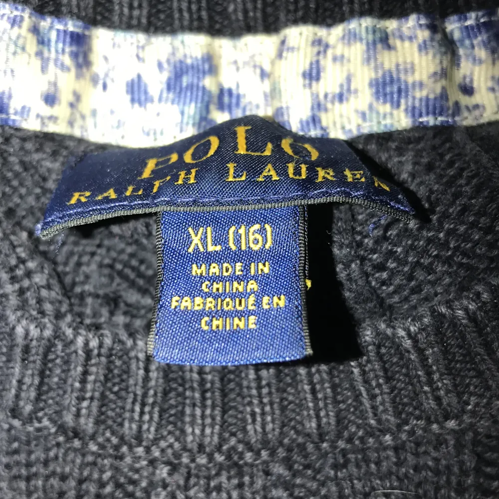 Jag säljer en Ralph lauren tröja eftersom den inte kommer till användning!💕 den är i storlek XL (16) eller till och med storlek 155! Tröjan är i bra skick💕 Kontakta mig om du är intresserad! OBS tar också prisförslag!. Tröjor & Koftor.