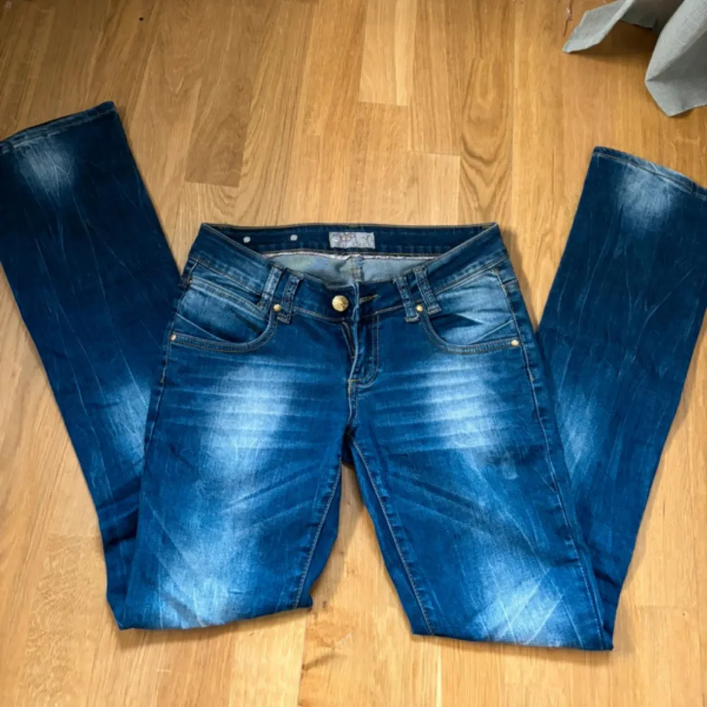 Snygga lågmidjade jeans, smått bootcut! Bra skick! 💕💕💕midjemått 36 cm och ytterbenslängd 105 cm!. Jeans & Byxor.
