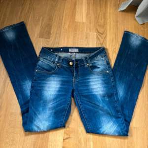 Snygga lågmidjade jeans, smått bootcut! Bra skick! 💕💕💕midjemått 36 cm och ytterbenslängd 105 cm!
