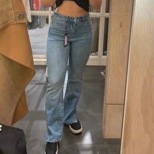Vero Moda jeans - Flared vero Moda jeans med slits ner till, sparsamt använda- jättefint skick!