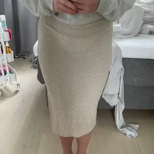 Jättefin kjol ifrån Only storlek S. Har aldrig användt, kommer inte till användning.