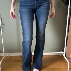 Såååå sköna högmidjde bootcut jeans i en mörkblå tvätt. Knappt använda och inga defekter💙jag är 173 cm lång