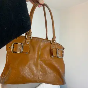 Orange/ brun vintage väska i lite slitet skick men passar stilen!! Finns fack i 💕