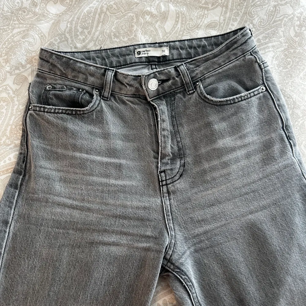 Jätte fina jeans från gina tricot med slits längst ner. I storlek 32 passar någon som är xxs-xs. Är 169cm för referens.🌸. Jeans & Byxor.
