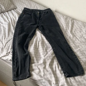 Ett par svarta Jeans - Köpte fel storlek. Jag säljer den för 300kr och nypris var 699kr. Det var svarta jeans med märket Vailent  