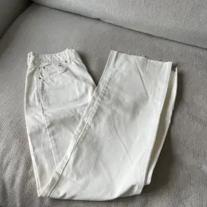 Vita jeans från Ginatricot oanvända med lappar kvar, raka högmidjade 🌷 storlek 38