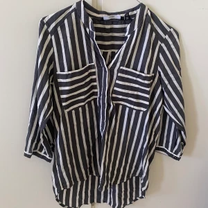 Svart randig skjorta  - Fint skick. Använd några gånger. Tunn. Man kan få fler bilder. 