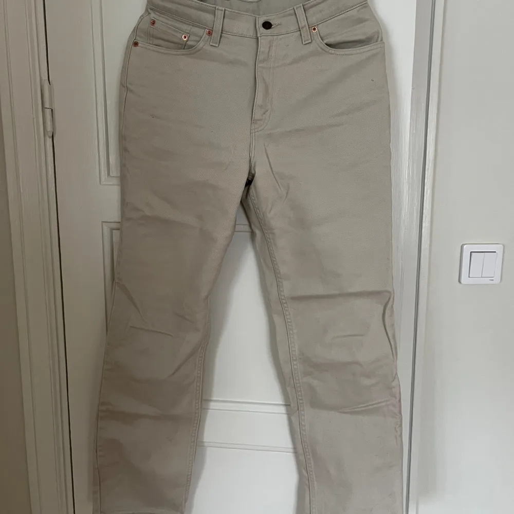 Märke: Levis  Modell: 512 Raka jeans  Storlek: W30 L32 (De är rätt tighta i midjan så en liten w30 eller stor w29) Färg: Beige Skick: Bra . Jeans & Byxor.