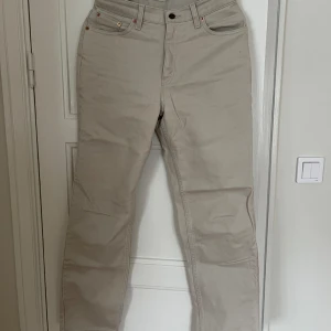 Beiga jeans Levis 512, W30 L 32 - Märke: Levis  Modell: 512 Raka jeans  Storlek: W30 L32 (De är rätt tighta i midjan så en liten w30 eller stor w29) Färg: Beige Skick: Bra 