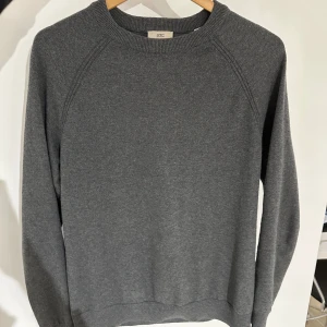 Sweatshirt Kashmir mix  - Säljer nu denna sweatshirt som är en Kashmirmix. Retail ligger på 1000kr mittpris 275kr. Skit skön och storlek M. Bara att höra av er vid frågor. Mvh Liam!