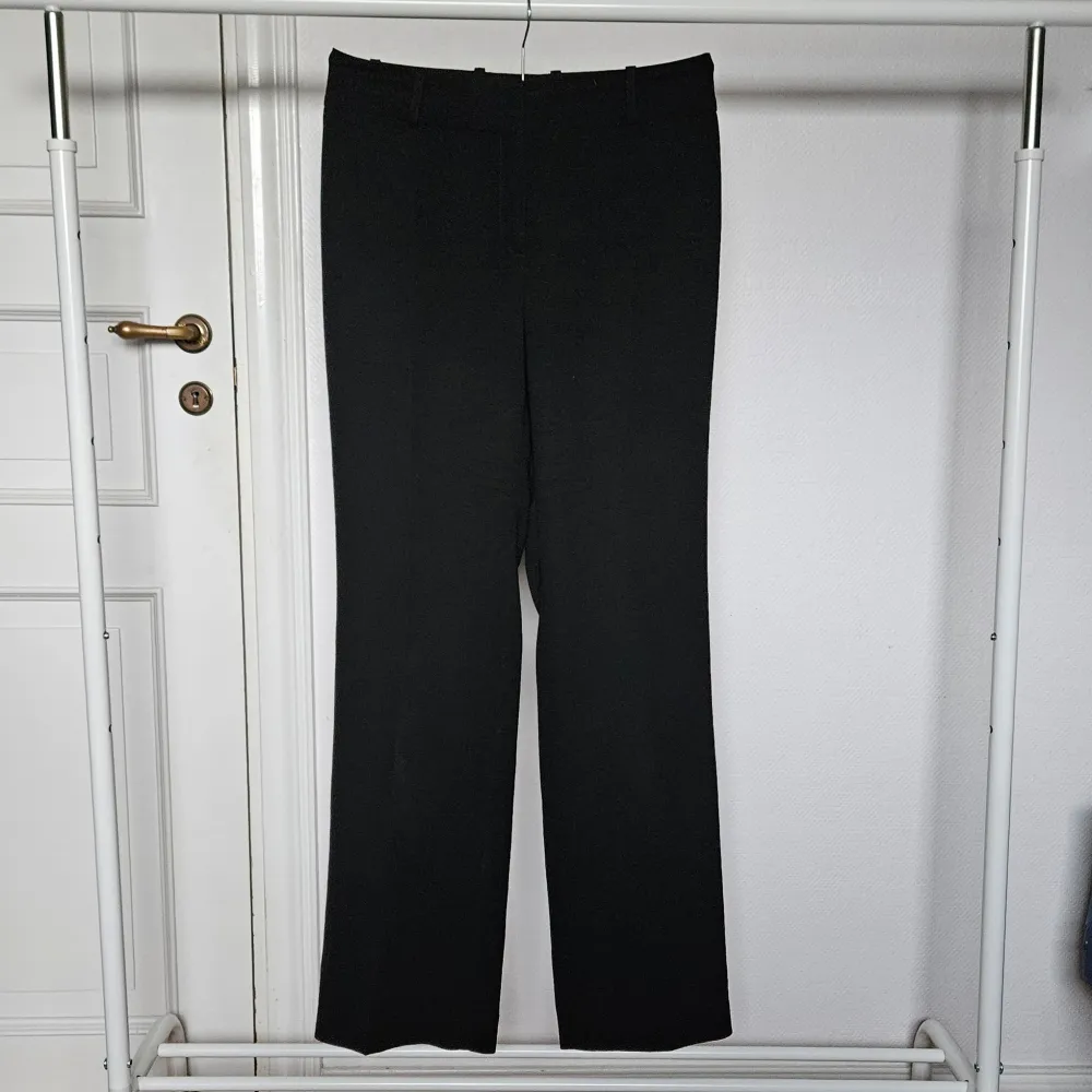 Kostymbyxor från det finska märket Ril's.       Tungt och tunt fallande tyg - perfekt till sena sommarkvällar 🤠 Midjemått: 76cm, Innerben: 82cm. Jeans & Byxor.