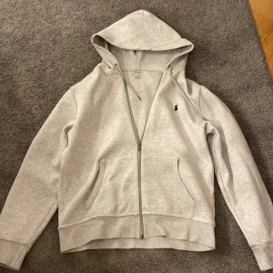 Polo Ralph Lauren hoodie  - Använd få gånger skick 9/10. Skriv för fler bilder💯 vill inte byta