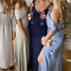 Balklänning  - Säljer min balklänning i storlek S, aldrig använd bara testad💕 på bilden bär jag storlek M